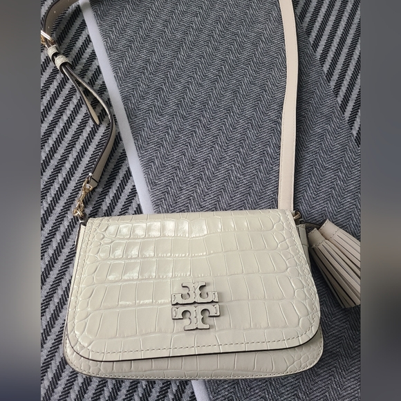 Elegant Cream Crossbody Bag - Picture 1 of 3